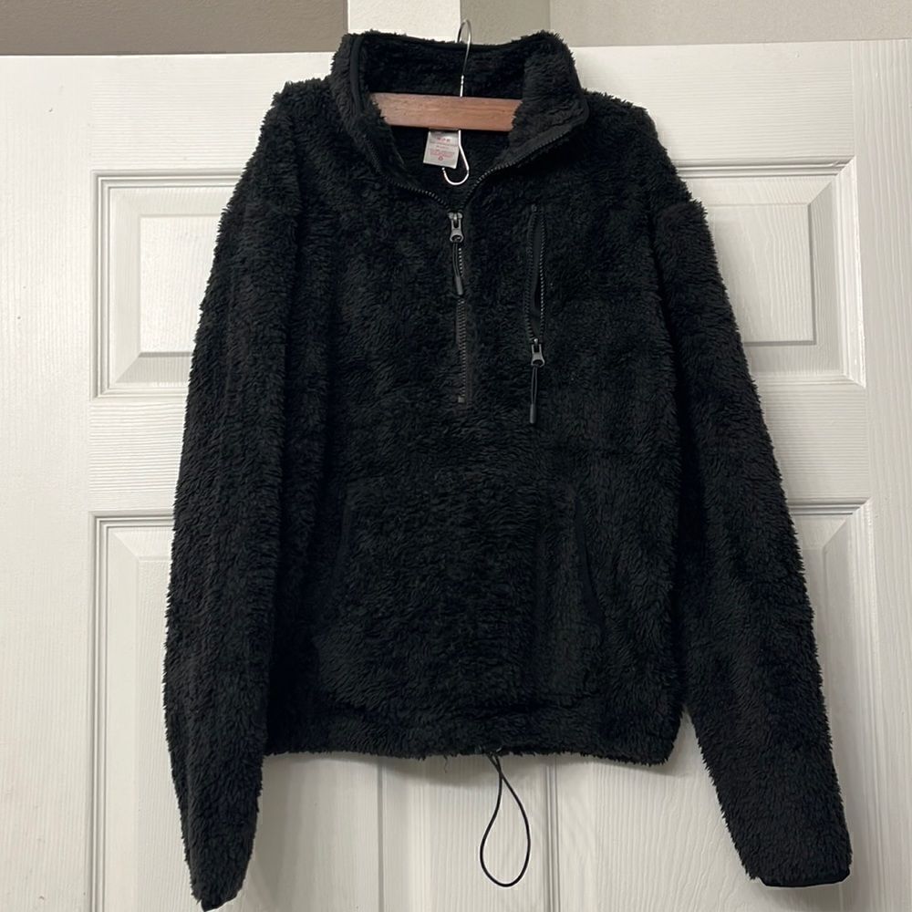 Women’s Medium Black Fuzzy Pull Over